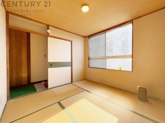 大きな窓付きで明るい和室です