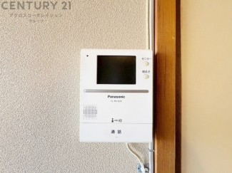 訪問者が来たときにテレビ画面で確認できるため、安心してドアを開けられます。録画機能があるものもあり、留守中に来訪者を記録しておくことができます。利便性が高く、セキュリティ面でも安心です
