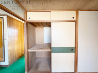 押入れは季節の衣類、寝具などを収納できます。伝統的な美しさと実用性が融合し、収納物を保護する調湿・換気効果があります。使い方によっては書類や小物なども効果的に整理でき空間を有効活用できます。
