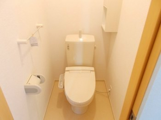 落ち着いた色調のトイレです