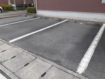 車をお持ちの方に嬉しい駐車場付きの物件です