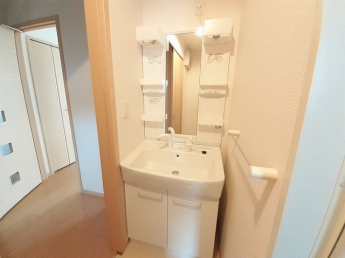 明るい洗面所です