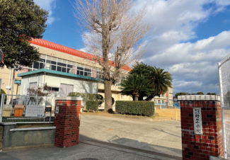 野口小学校。一人に一台Ｃｈｒｏｍｅｂｏｏｋが整備されており、ご家庭での勉強もサポートしてくれます。まで430m