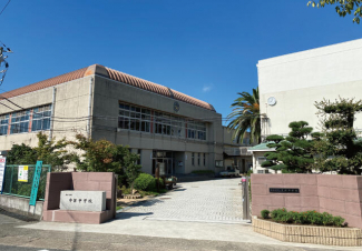 中部中学校。全校生徒は約８００人の賑やかな中学校です。部活動で遅くなる日も安心。まで460m