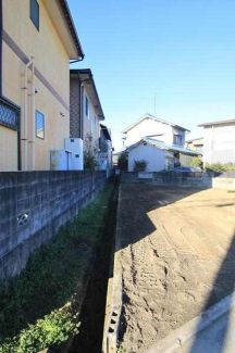 南側境界（農道水路 約1.3ｍ）