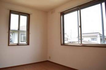 ２階の各お部屋には２窓あり、日当たり良好！