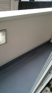 暖かな日差しのふりそそぐバルコニー