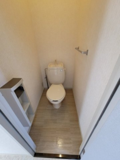 お風呂とトイレは別になっています。ペーパーホルダーにはストックも置けます