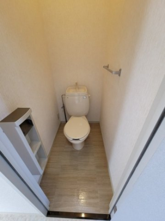 お風呂とトイレは別になっています。ペーパーホルダーにはストックも置けます