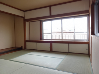 2面採光で明るい和室６帖！