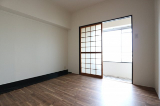 4.5帖洋室は奥にサンルームがあります。※参考写真です