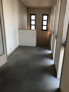 2階事務所から階段方向
