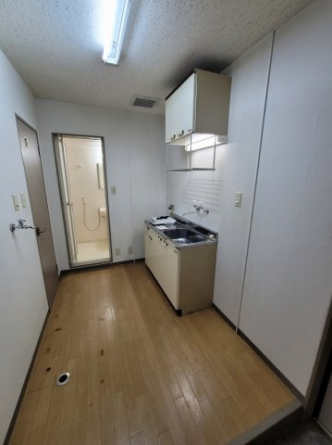 キッチン後ろに洗濯機を置いて頂きます。