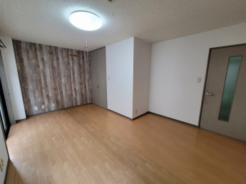 １面がウッド調の壁紙になっておしゃれな感じです♪