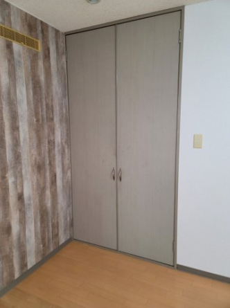 収納の上にランプがあります