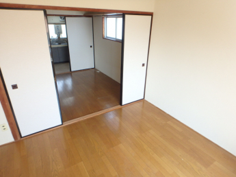 引き戸を開け放して広く使えます