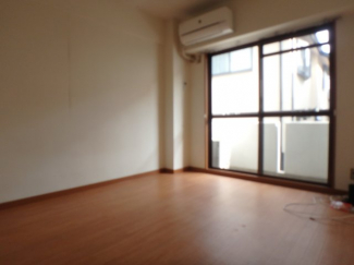 落ち着いた色調の寝室です
