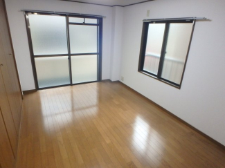 落ち着いた色調の寝室です