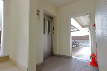 1階エレベーター乗り場と自転車駐輪場です。