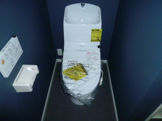 落ち着いた色調のトイレです