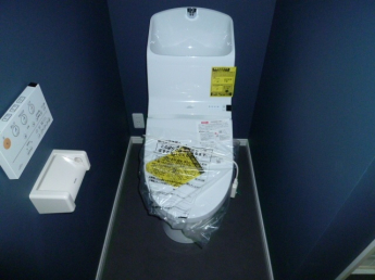 落ち着いた色調のトイレです