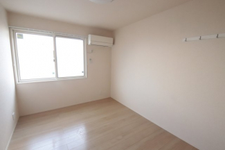 落ち着いて過ごせるお部屋なので、寝室にいかがでしょうか