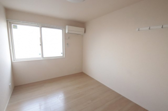 落ち着いて過ごせるお部屋なので、寝室にいかがでしょうか