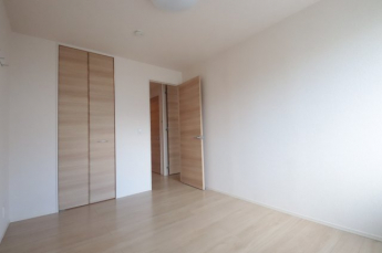 落ち着いた色調の洋室です