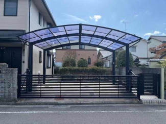 駐車場はカーポート付きで並列2台可。