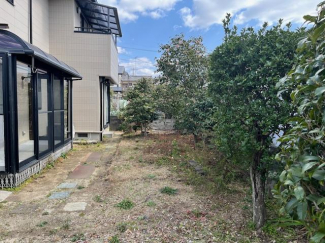 建物南側のお庭。隣地との距離が確保できているため陽当り良好