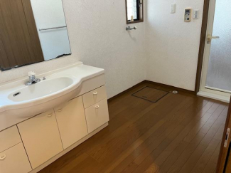 ゆったり洗面所♪洗面台は収納スペース多数♪