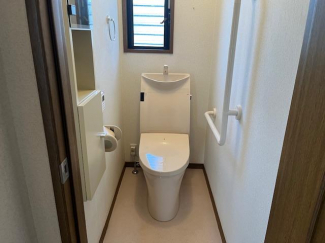 1階トイレ手摺付きで立座りをサポート♪
