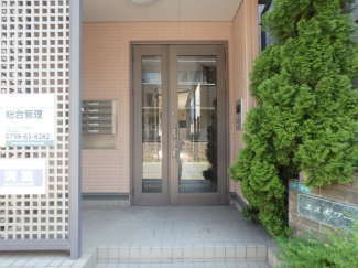 清潔なエントランスです
