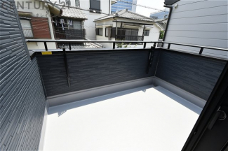 出幅の広いワイドバルコニーになります♪　物干し金具付きで洗濯物干し場としも大活躍！