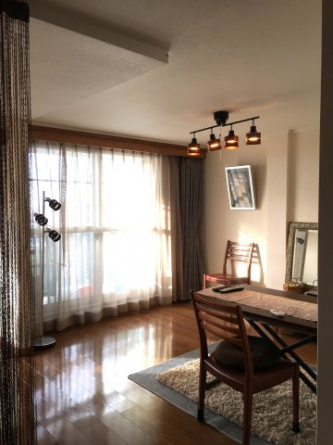 シックな色調のフローリングは趣のある家具と調和します。
折り上げ天井や袖壁などこだわりのリフォームを施されたお部屋です。