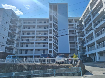 ８階建ての７階部分（上階にお部屋はございません）。エレベーターは2基ございます。