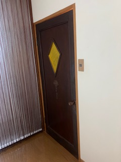 レトロな雰囲気のドア