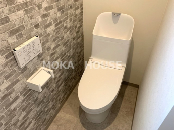 ２Fトイレ　レンガ調クロスで落ち着く空間です。