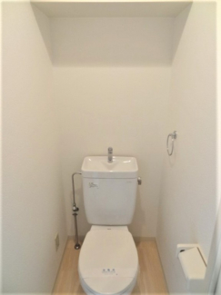 落ち着いた色調のトイレです