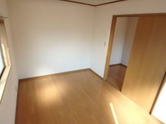 コンパクトで使いやすい洋室です