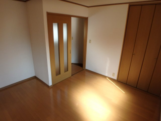 落ち着いた色調の洋室です