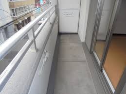 暖かな日差しのふりそそぐバルコニー