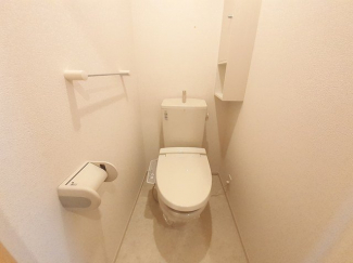 落ち着いた色調のトイレです