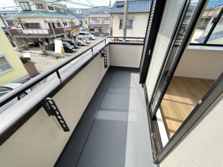 外からの目が気にならないバルコニーで洗濯物が干せます