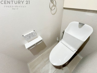 温水洗浄便座付トイレは温水洗浄機能により、暖かい水でおしりを洗浄することができ、冷たい水を使う従来の便座に比べ、温水洗浄機能で暖かいトイレを提供し、快適な使用を可能にします。