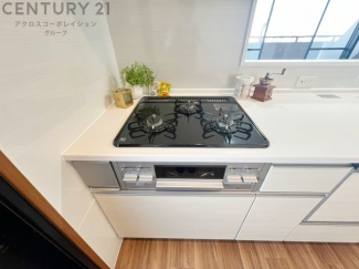 多数の調理器具を同時に使用でき、料理の効率化が可能。省エネで節約になり、様々な料理スタイルに適応できます。また、火力調整が独立しており、手入れや掃除もしやすく、今よりもっとお料理が楽しくなるかも。