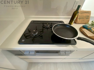多数の調理器具を同時に使用でき、料理の効率化が可能。省エネで節約になり、様々な料理スタイルに適応できます。また、火力調整が独立しており、手入れや掃除もしやすく、今よりもっとお料理が楽しくなるかも。
