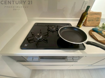 多数の調理器具を同時に使用でき、料理の効率化が可能。省エネで節約になり、様々な料理スタイルに適応できます。また、火力調整が独立しており、手入れや掃除もしやすく、今よりもっとお料理が楽しくなるかも。