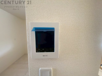 訪問者が来たときにテレビ画面で確認できるため、安心してドアを開けられます。録画機能があるものもあり、留守中に来訪者を記録しておくことができます。利便性が高く、セキュリティ面でも安心です。