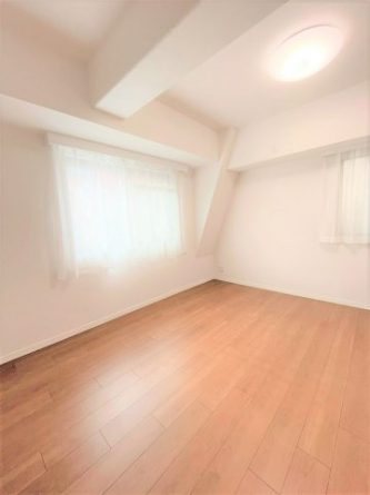コンパクトで使いやすい洋室です